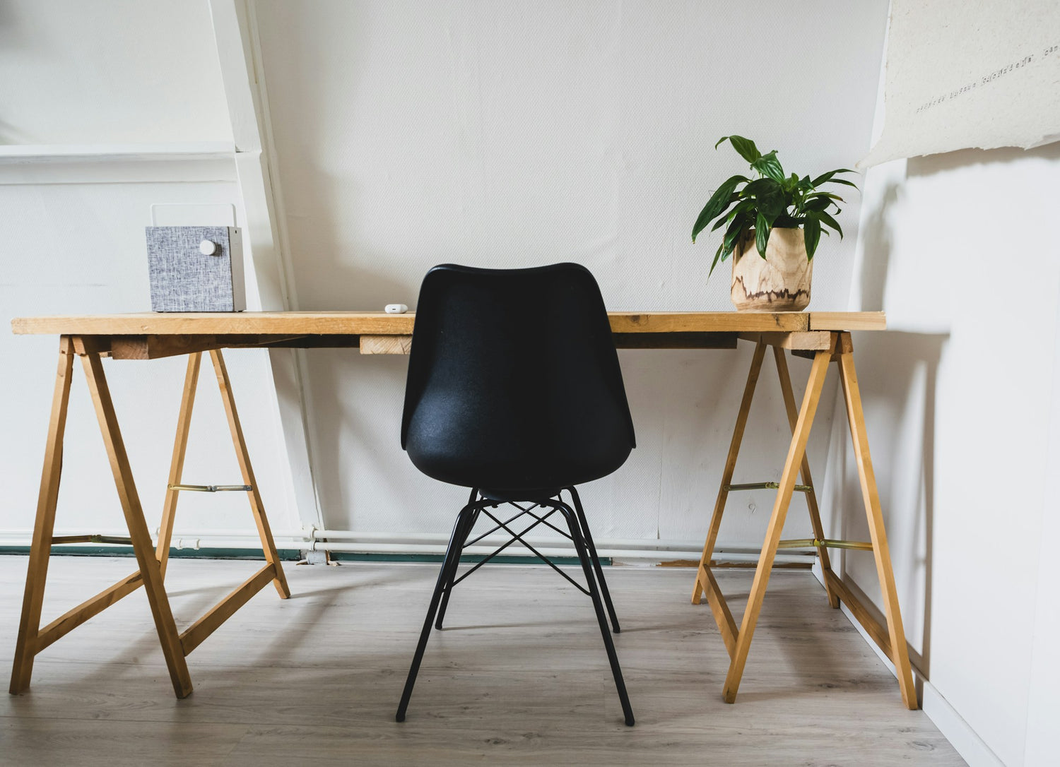 Chaise de bureau à roulettes dans un espace de travail